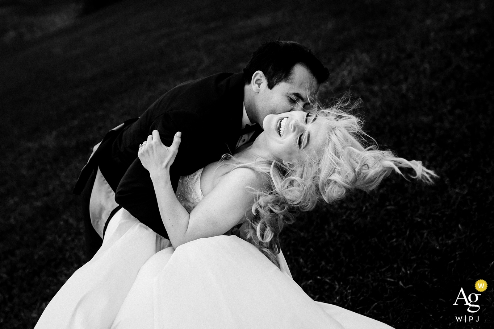 Foto von: <a href="https://www.wpja.com/photos/artistic-wedding-photographers/2527831"> Trent Gillespie - Silverthorne Colorado Die Braut und der Bräutigam spielen im Wind für ihre Vorbereitungsporträts vor ihrem Hotel Jerome Wedding.