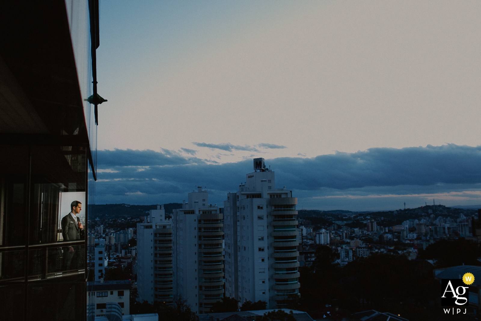 In der geschäftigen Stadt Porto Alegre, Rio Grande do Sul, steht der Bräutigam unter den Wolken der urbanen Metropole und fängt die Schönheit seiner innerstädtischen Hochzeit für immer ein