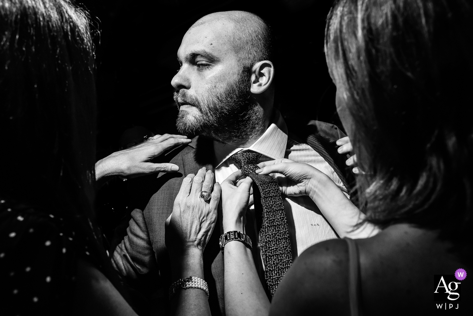 The groom received help as he was getting ready for a São Paulo ceremony