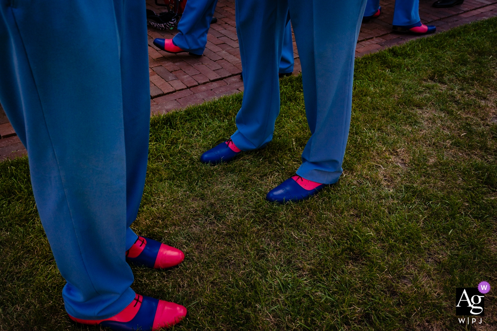 Foto por: <a href="https://www.wpja.com/photos/artistic-wedding-photographers/2528796"> Simon Leclercq - Leuven Vlaams Brabant Fotógrafo de casamento de Flandres crafted esta foto de detalhe dos pés de groomsmen folheados em sapatos listrados vermelhos e azuis