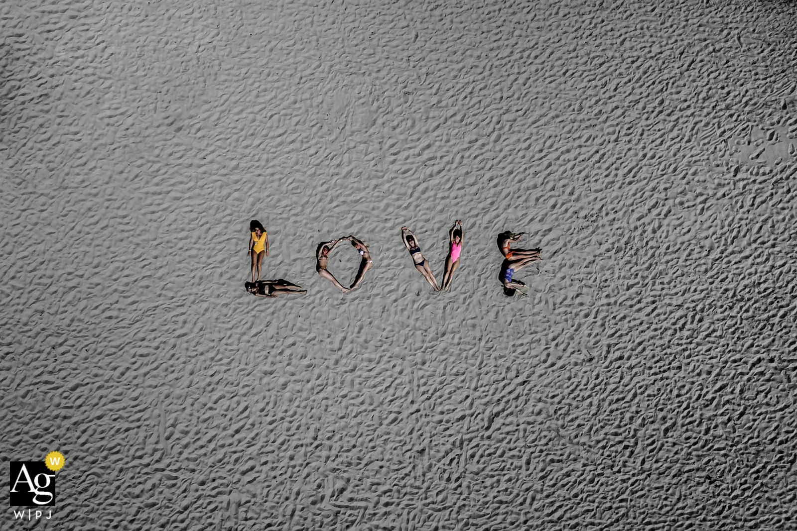 Zdjęcie: <a href="https://www.wpja.com/photos/artistic-wedding-photographers/2529296"> Julien Laurent Georges - Paryż Ibiza - Hiszpania Drone Wedding Portrait of Love z druhny