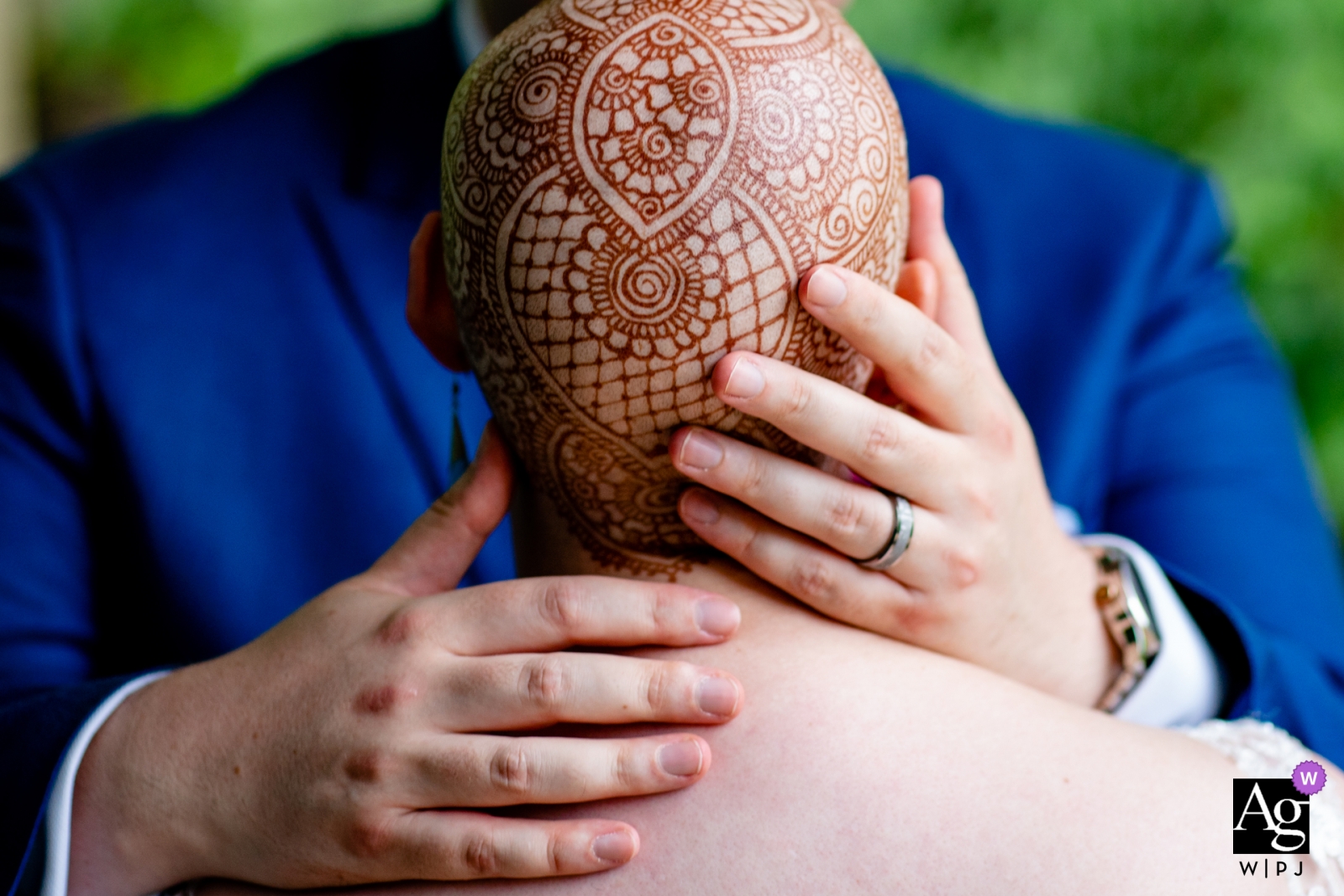 Foto von: <a href="https://www.wpja.com/photos/artistic-wedding-photographers/2529916"> Johnny Shryock - Arlington Virginia Meadowlark Atrium, Vienna, VA Hochzeitsfotografie | Das komplizierte Henna einer Braut auf ihrem Kopf.