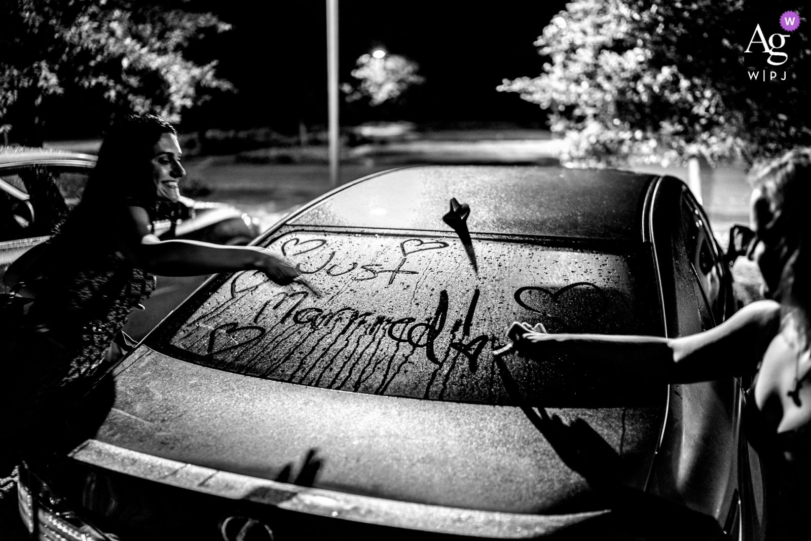 Meadowlark Atrium, Vienna, VA Detalles de la boda de Friends escribiendo "recién casados" bajo la lluvia en el coche de la pareja