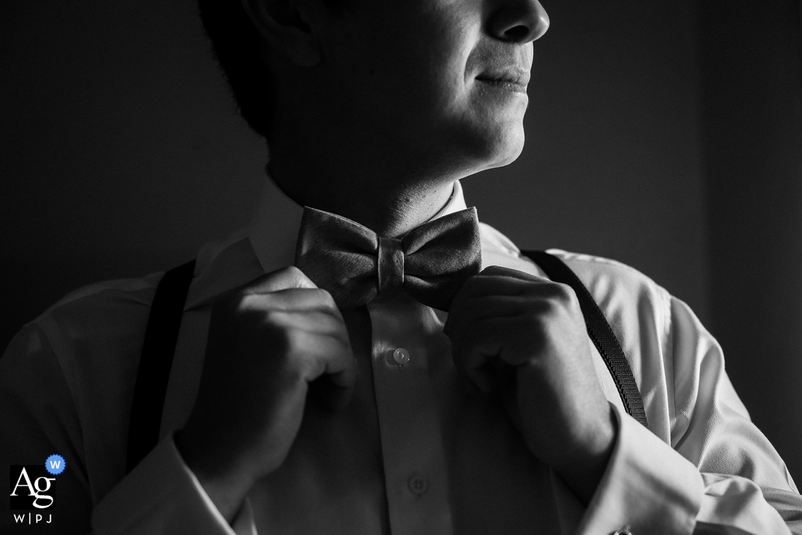 The black and white wedding photo of the groom getting ready in Goiás before the ceremony