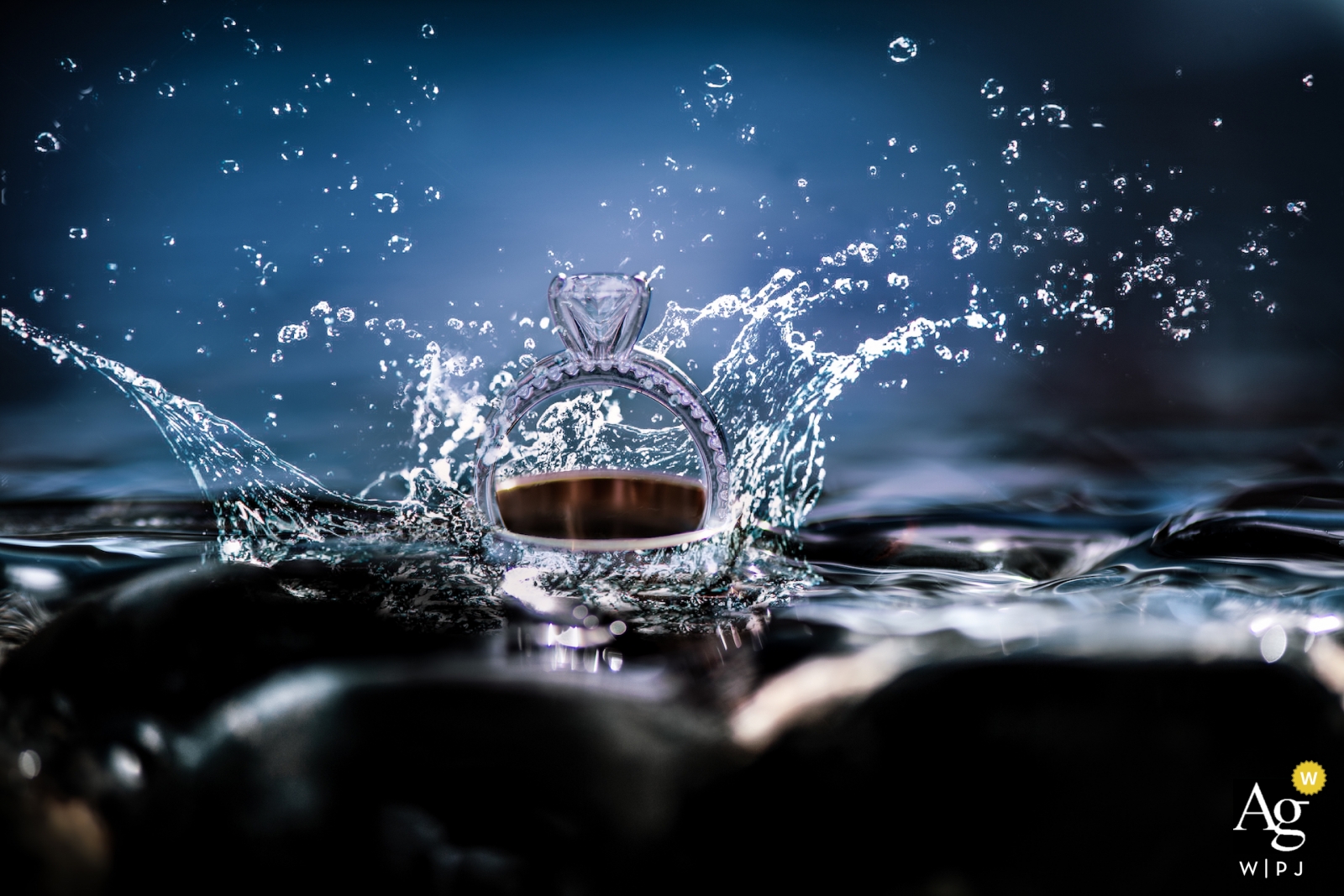 Imagen de anillos de boda en una fuente frente al Hotel Epic