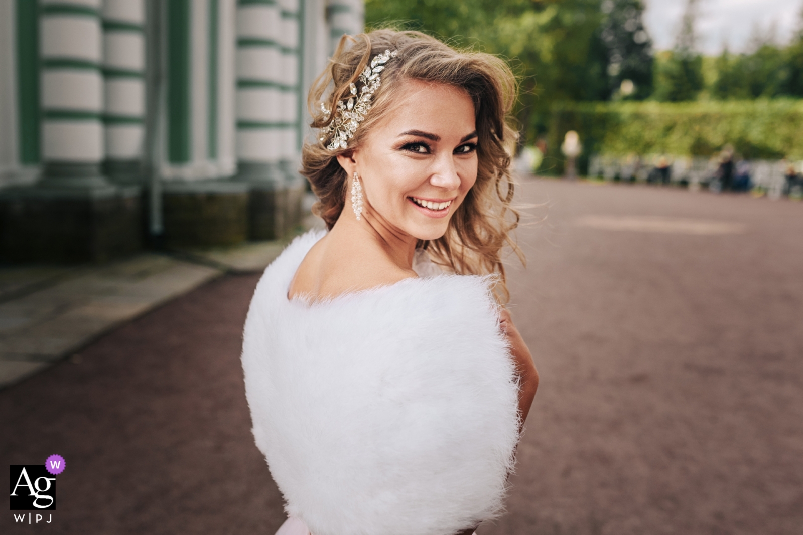 Der russische Hochzeitsfotograf hat dieses Porträt der Braut am Hochzeitstag aufgenommen