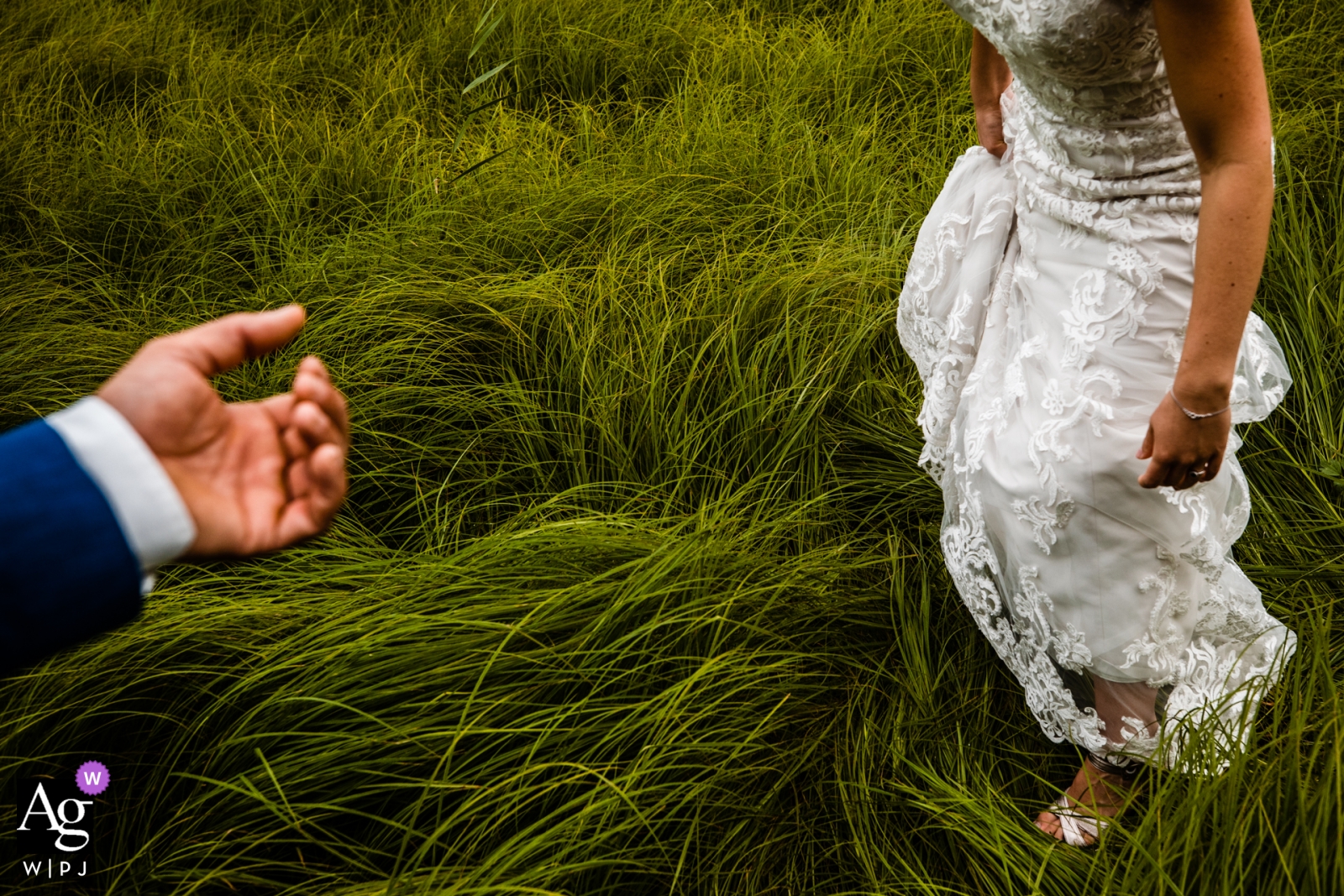 El fotógrafo de bodas holandés captura un detalle del novio que echa una mano para ayudar a la novia