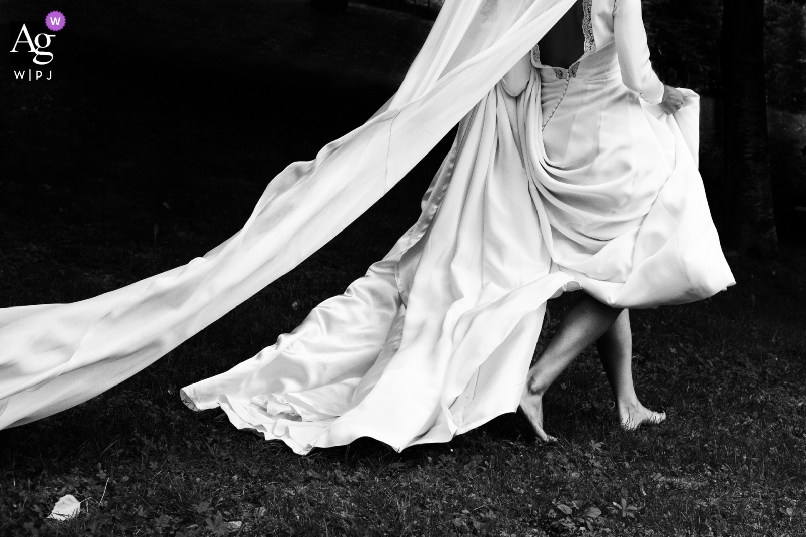 Baserri Maitea, Bizkaia, Espagne, image de détail de mariage de la mariée aux pieds nus et de sa robe