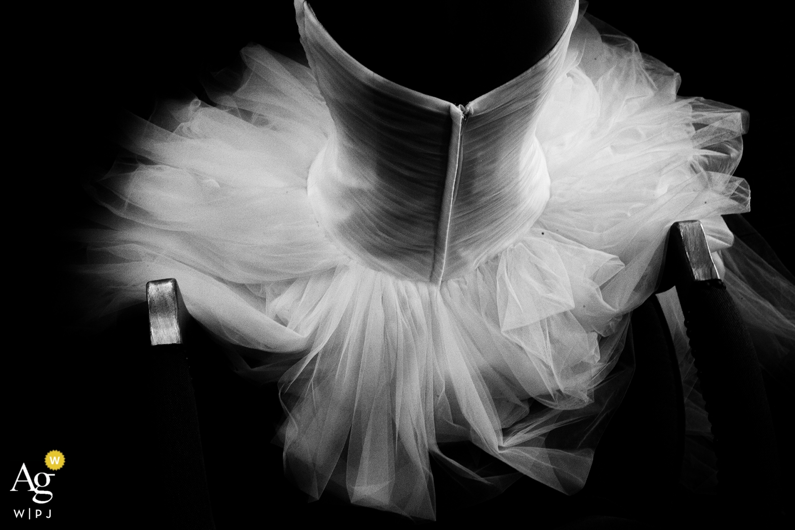 Foto von: <a href="https://www.wpja.com/photos/artistic-wedding-photographers/2548887"> Vincent Mu - De Zhou Künstlerisches Hochzeitsdetail Chinas des Kleides der Braut