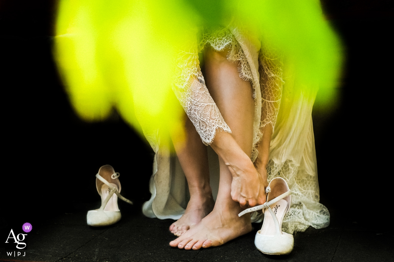 Foto von: <a href="https://www.wpja.com/photos/artistic-wedding-photographers/2549905"> Rocio Vega Roa - Ponferrada Leon Hochzeitsdetail des Hotels Medici Dusseldorf der Brautschuhe, während sie sie anzieht.