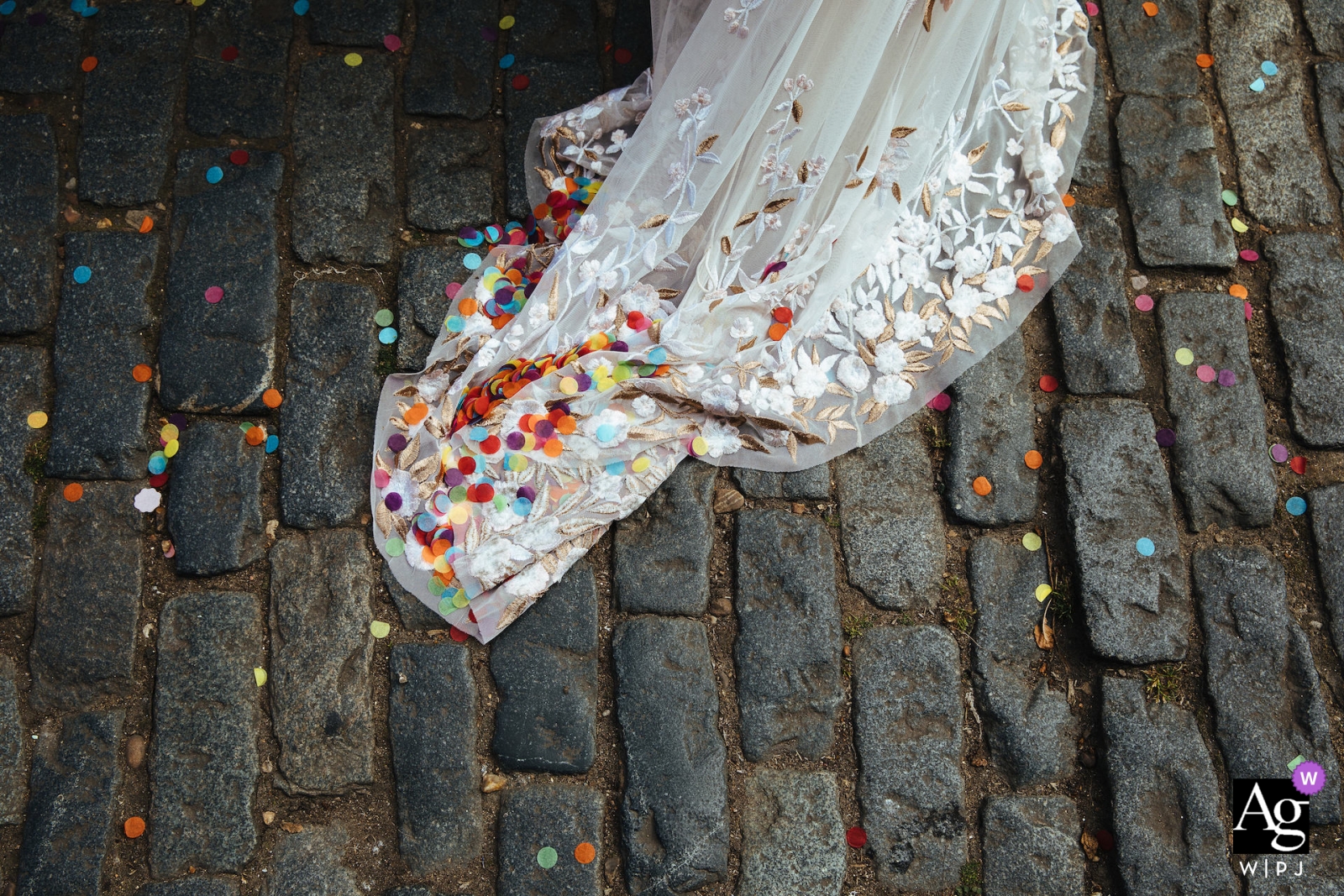 Clapton Country Club, London, détail du mariage de confettis et d'une robe sur de vieilles pierres