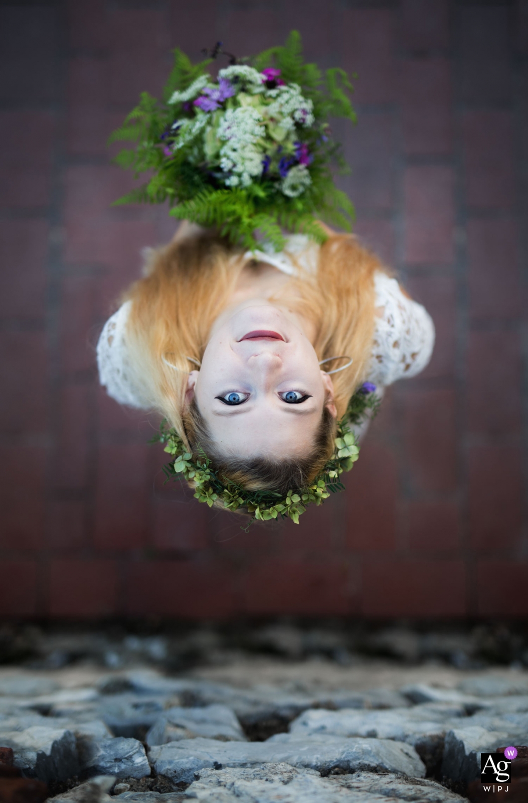 Foto von: <a href="https://www.wpja.com/photos/artistic-wedding-photographers/2551721"> Tanja Ruderes - Graz Graz Schlossberg Hochzeitsfoto der Braut von oben im Hinterhof des Zeremonienortes geschossen. Sie pflückte die Blumen für ihren Strauß selbst.