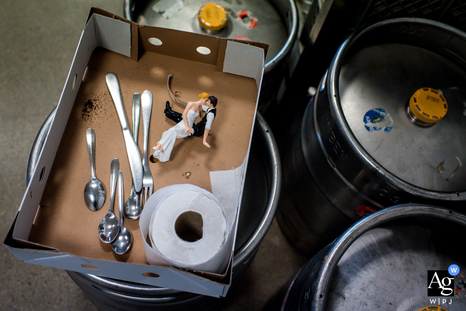 Wortel Kolonie, photographe de mariage en Belgique: Je suis entré dans la cuisine pour faire quelques clichés du chef - qui est un bon ami du marié - en tombant sur cette «poubelle» qui traînait. C'était juste un résumé parfait de la journée.