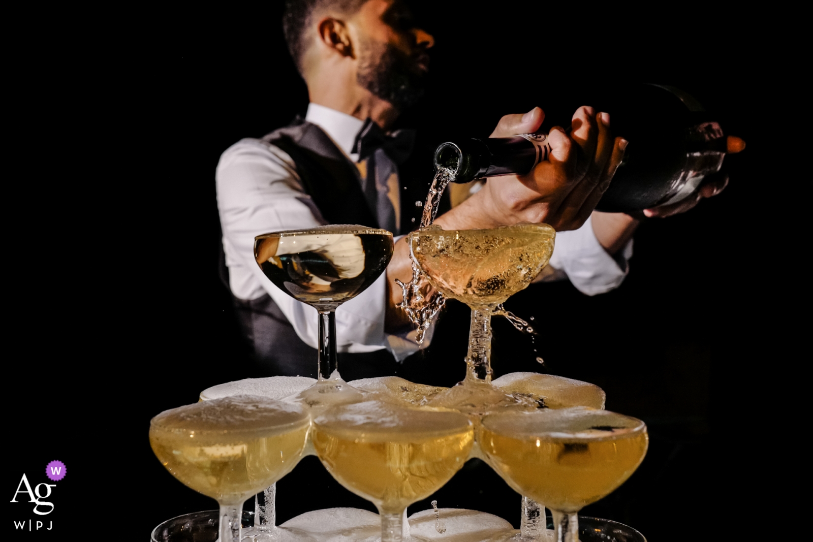 Foto door: <a href="https://www.wpja.com/photos/artistic-wedding-photographers/2552960"> William Lambelet - Montpellier Huwelijksdetail van glazen die met champagne in Aumelas, Frankrijk worden gevuld