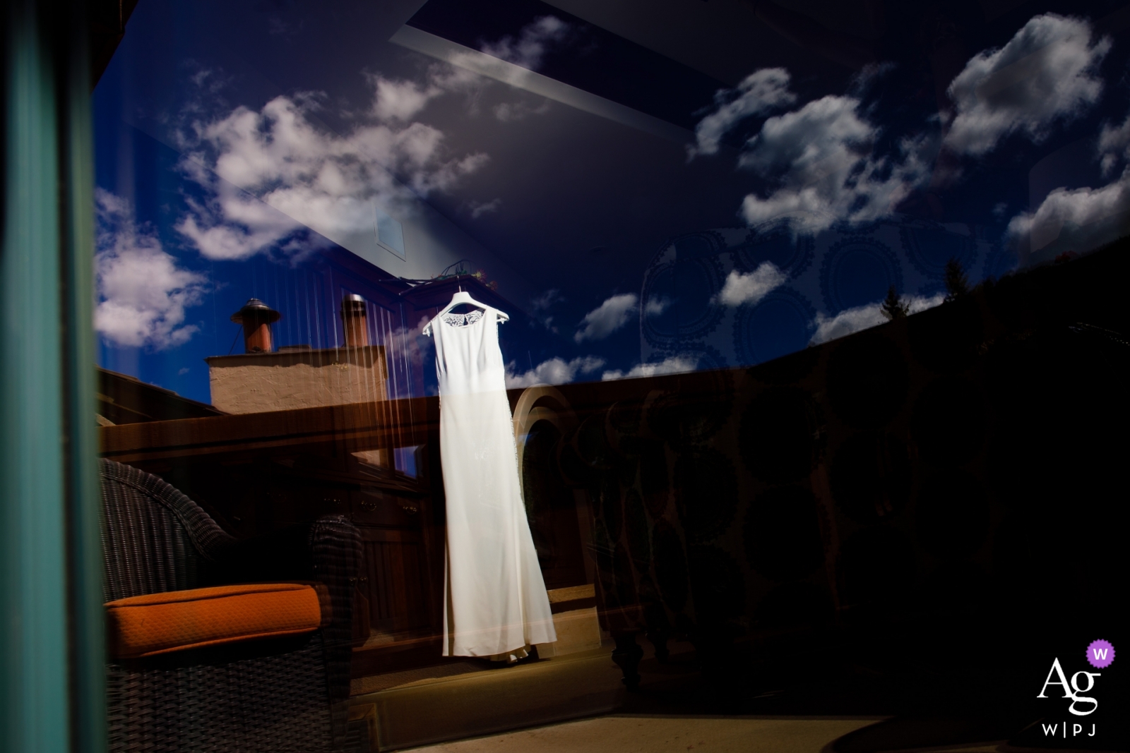 Imagen del vestido de la novia a través de un reflejo de la ventana en Vail, Colorado