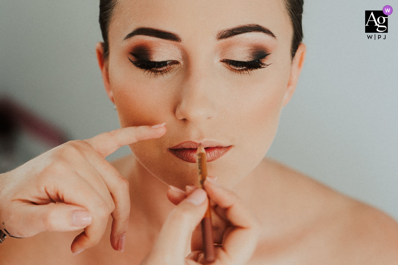 Détail de mariage de la Pologne recevant le dernier raffinement du maquillage de mariage