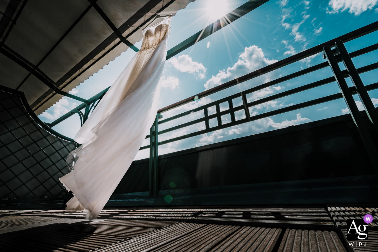 Das Hochzeitskleid in Sofia, Bulgarien, weht im Wind, während es auf einer Veranda hängt