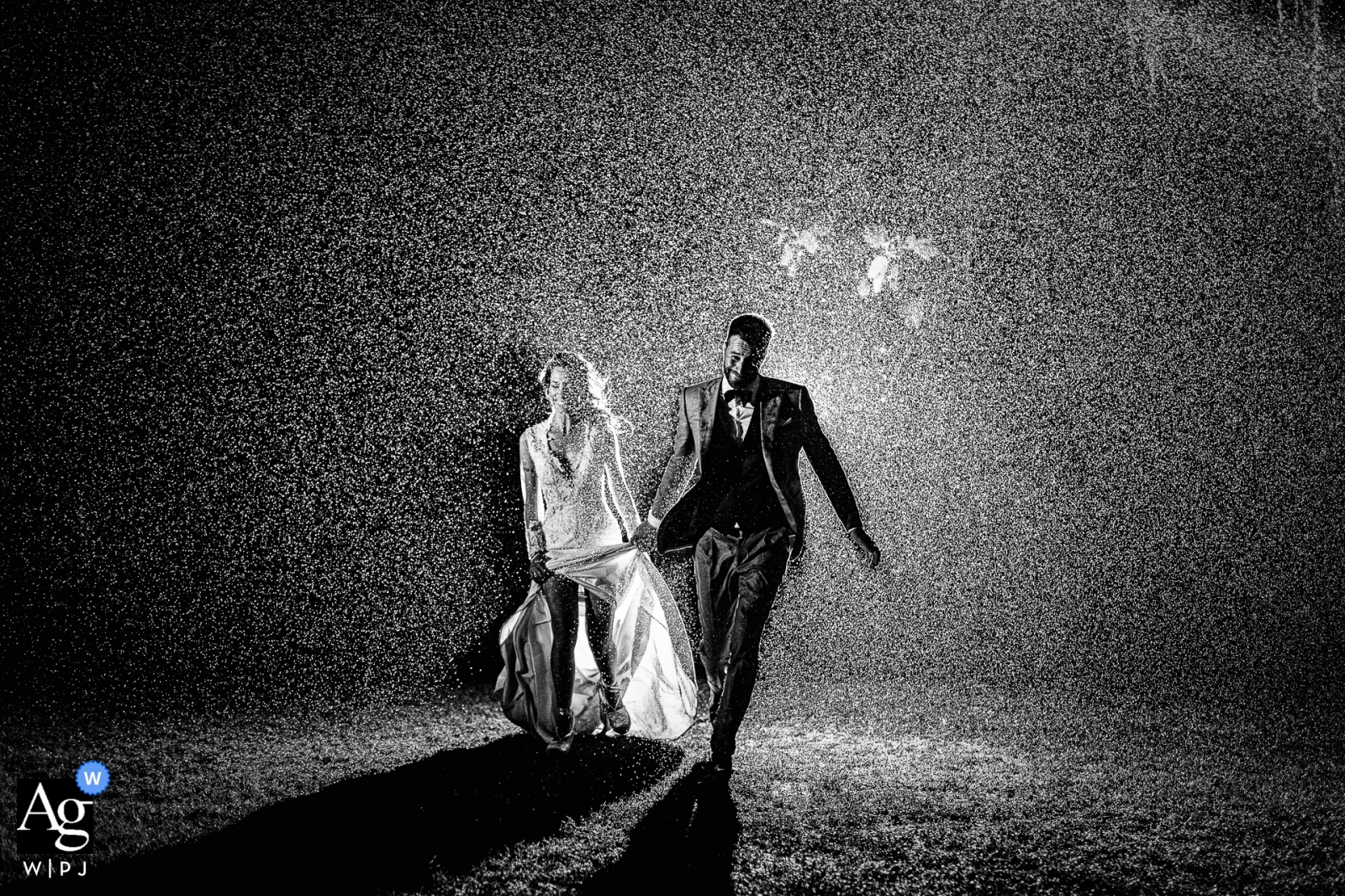 Foto von: <a href="https://www.wpja.com/photos/artistic-wedding-photographers/2554867"> Massimiliano Esposito - Orvieto Terni Schwarzweiss-Bild Tenuta di Polline der Braut und des Bräutigams, die durch den Regen laufen