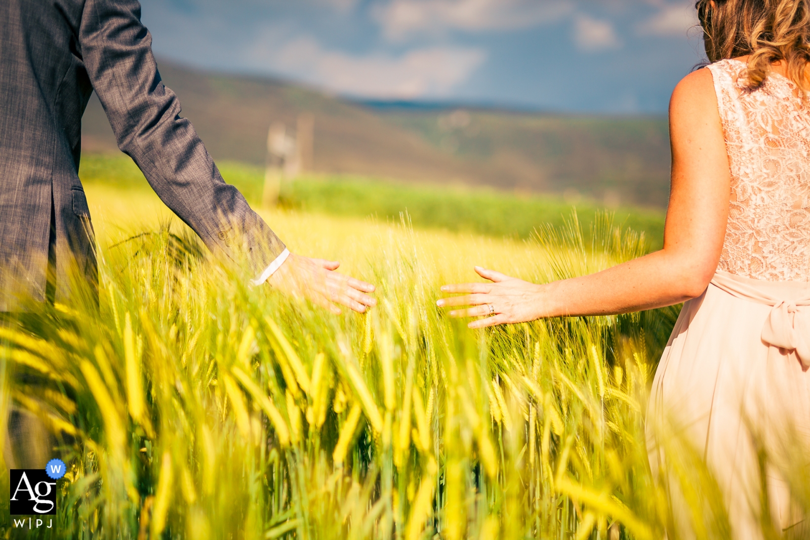 Castello di Montignano imagen de la boda de una novia y el novio caminando por un campo de trigo