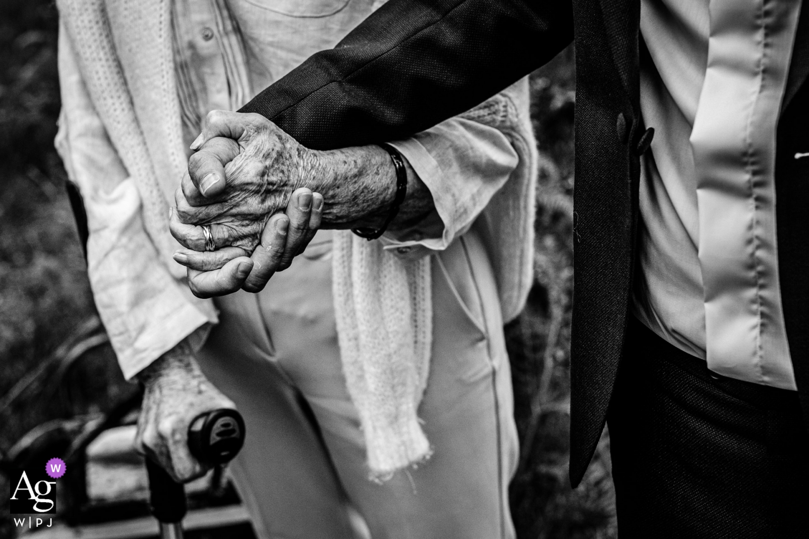 Domaine de Petiosse, Francia fotos de boda que muestran de la mano