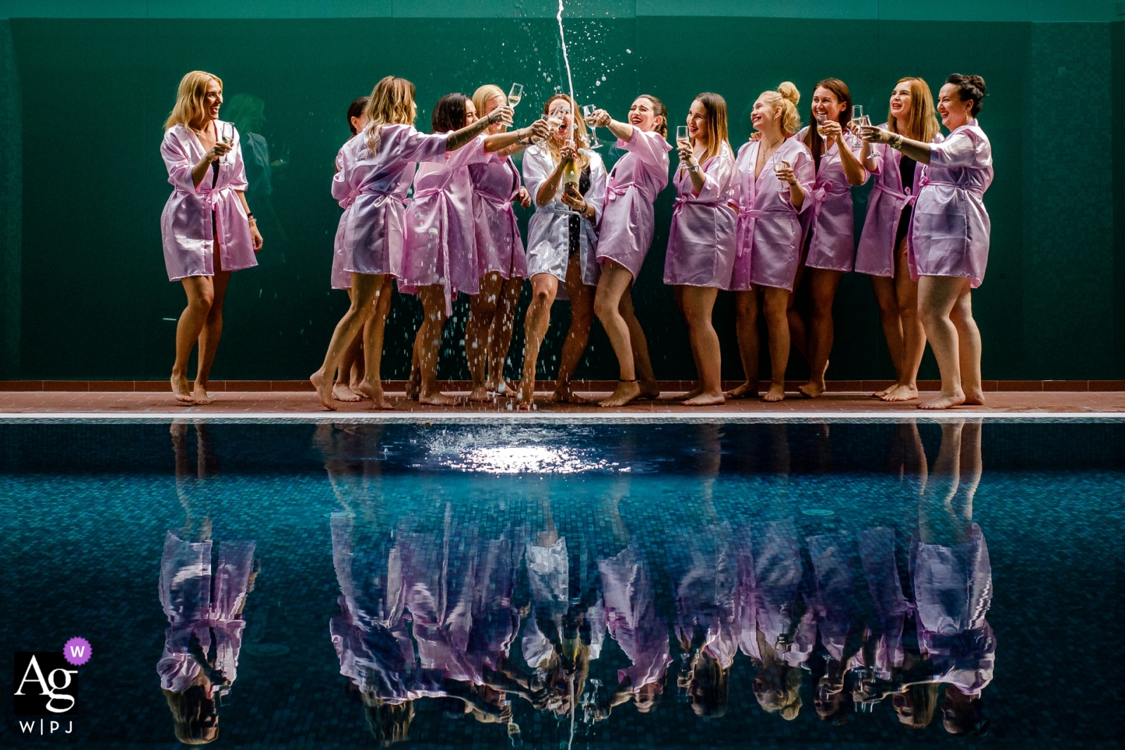 Arad, Rumänien Foto aufgenommen während der Brautvorbereitung am Pool mit allen Frauen