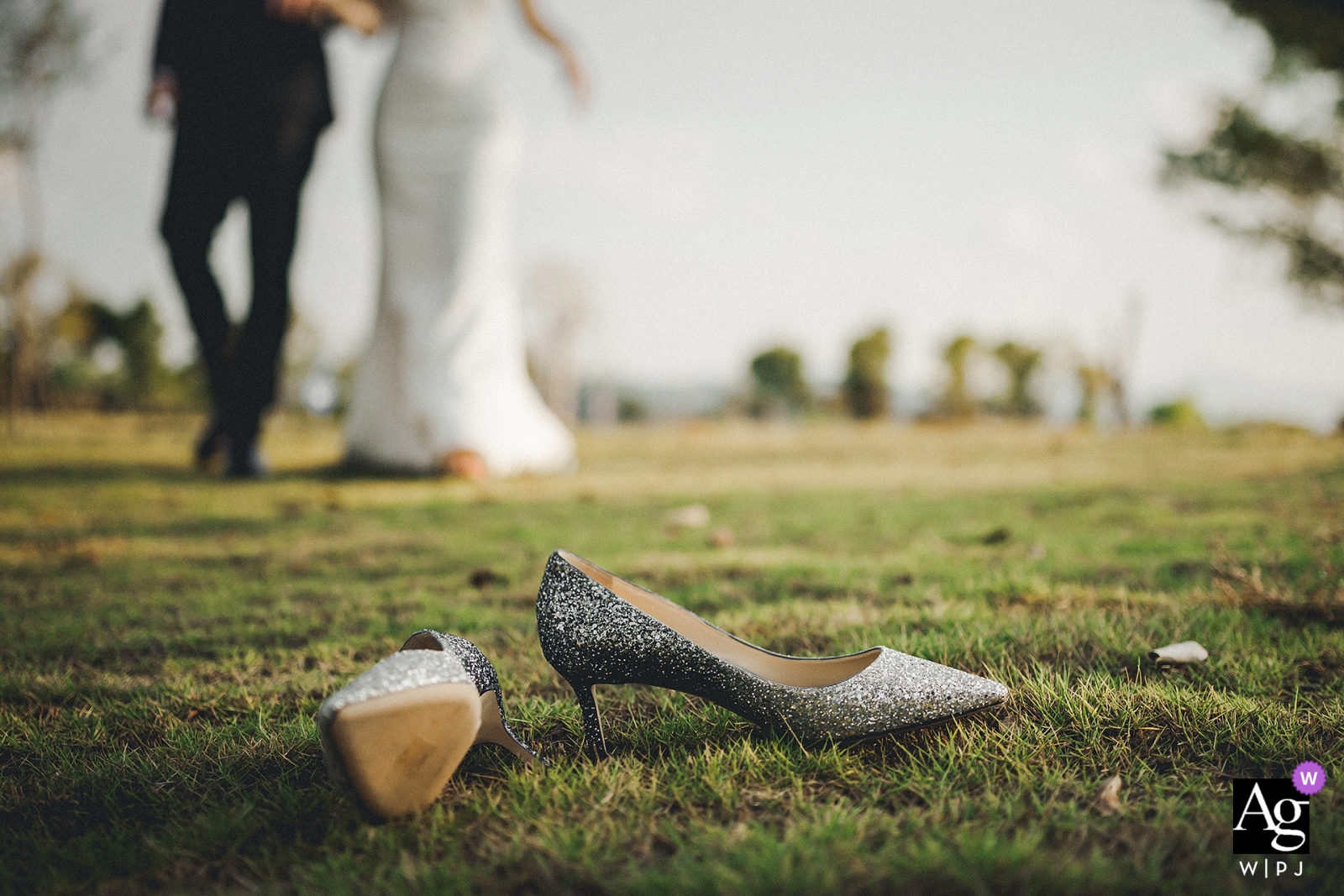 Fujian park photography of the Bride and groom walking towards wedding shoes 