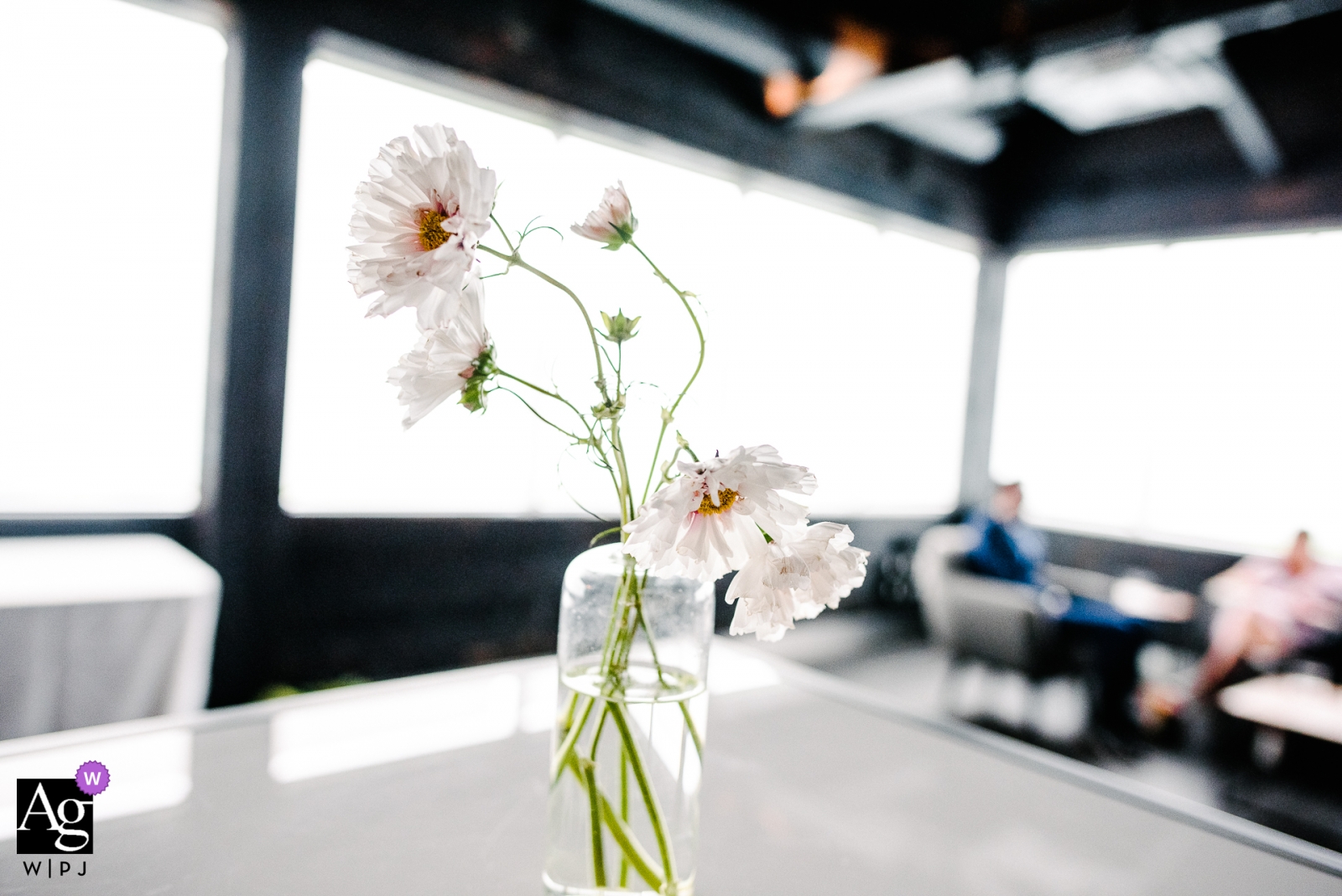 Local da recepção de casamento em Ontário. Flores sobre uma mesa.