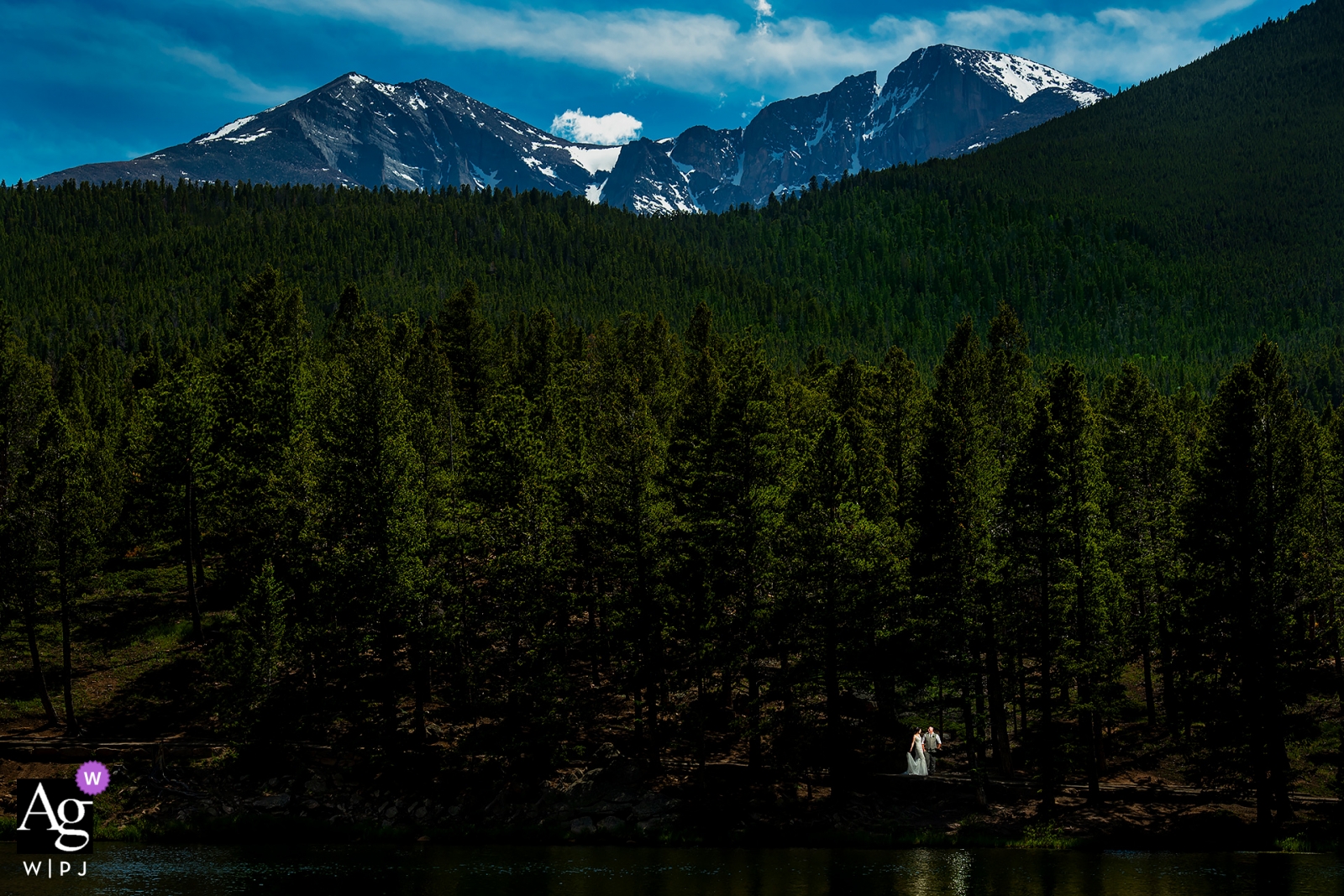 Photo par: <a href="https://www.wpja.com/photos/artistic-wedding-photographers/2556572"> Jesse La Plante - Boulder Colorado Photographie de mariage au lac Lily (parc national des montagnes Rocheuses). Mariée et le marié au bord du lac
