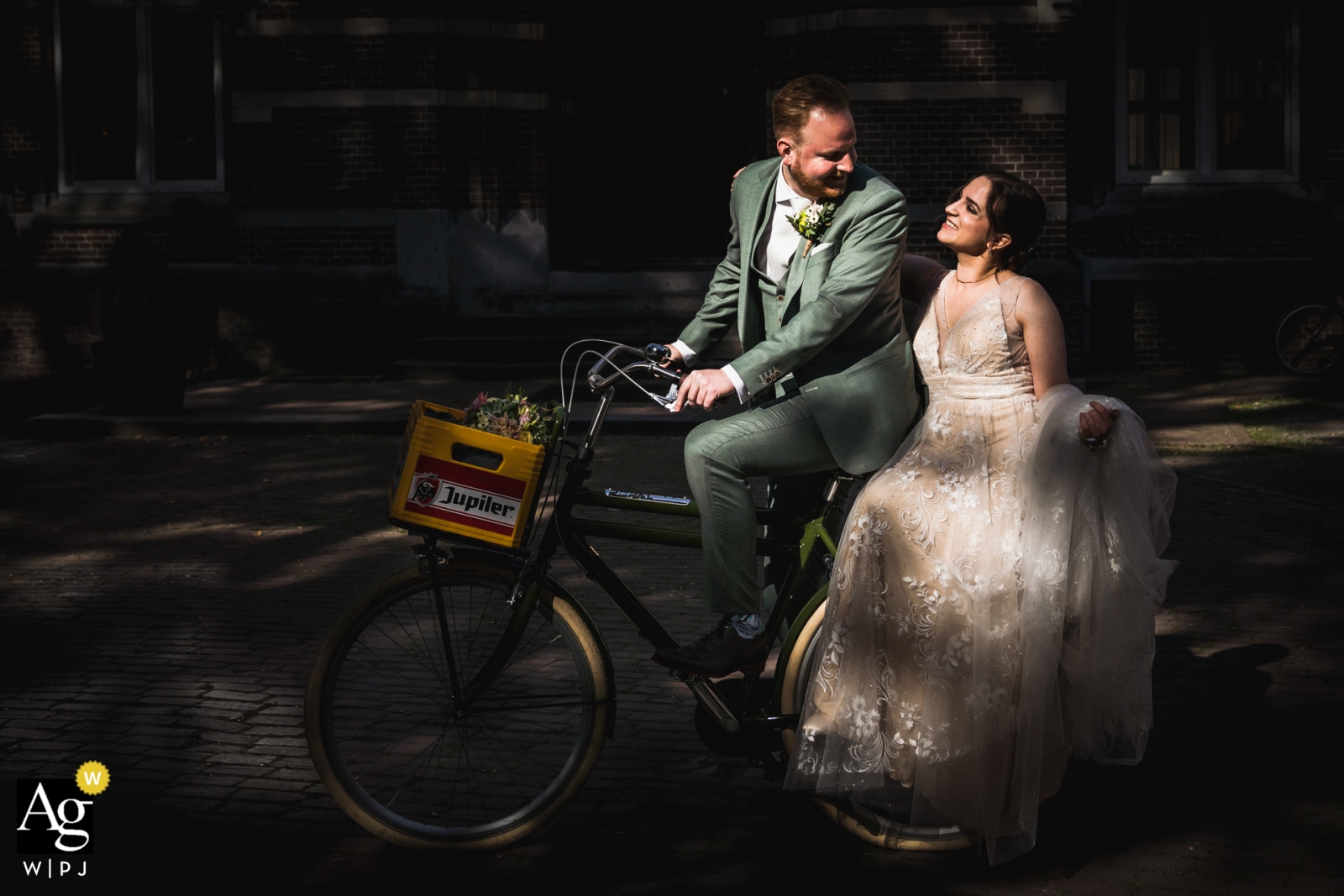 Bovendonk, Hoeven Veranstaltungsort, Hochzeitstag-Porträt der Braut und des Bräutigams, die mit dem Fahrrad zum Ort kommen