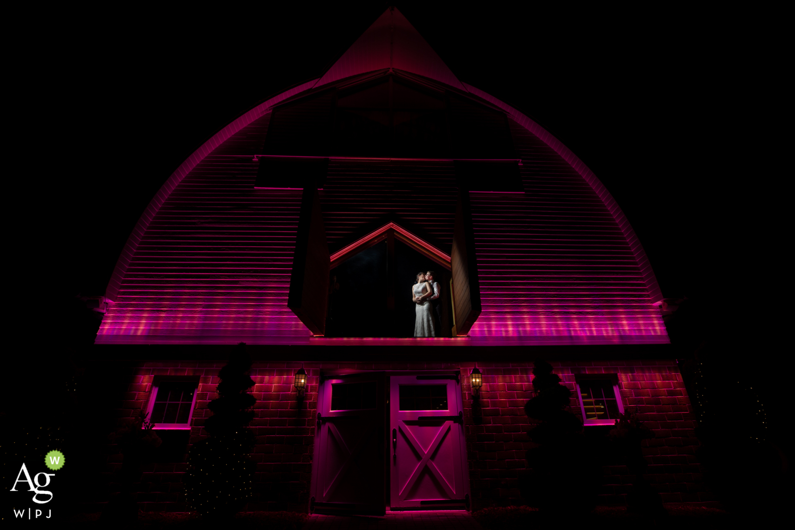 Photographie à la salle de mariage du Green Acres Event Center | Couple dans la fenêtre de la grange | Portrait éclairé la nuit