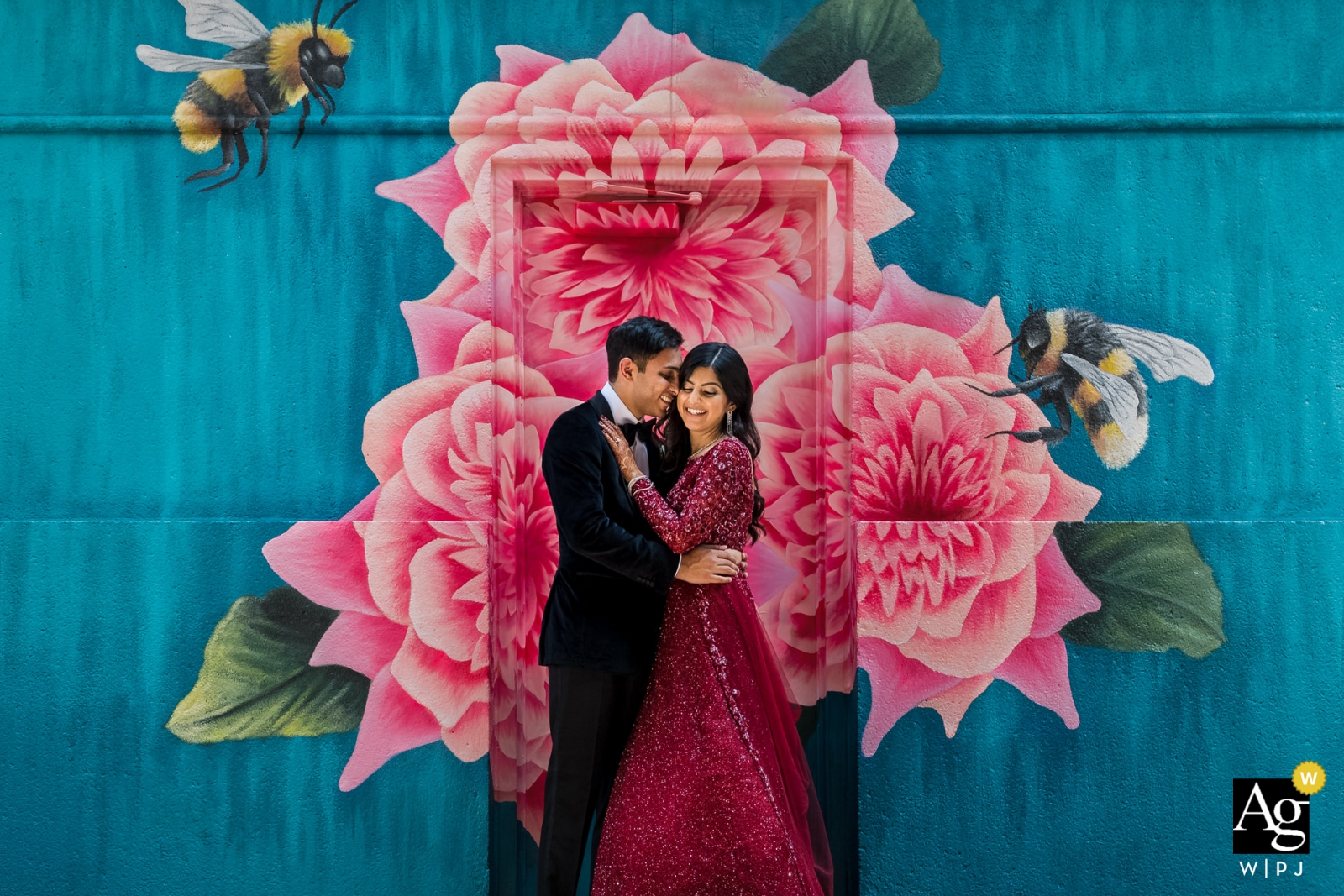 Fotografia di matrimonio al Four Seasons Atanta | Ritratto dello sposo e della sposa con murale floreale