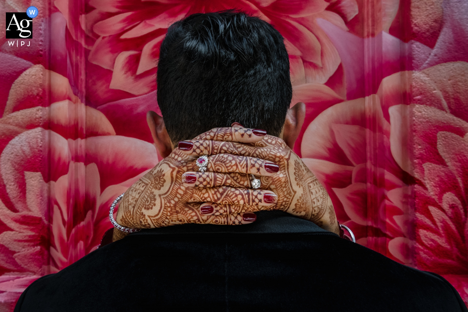 Foto von: <a href="https://www.wpja.com/photos/artistic-wedding-photographers/2557856"> Orlando Suarez - Kennesaw Georgia Four Seasons Atanta Hochzeitsfotograf: Ring Shot mit Henna-Detail der Braut