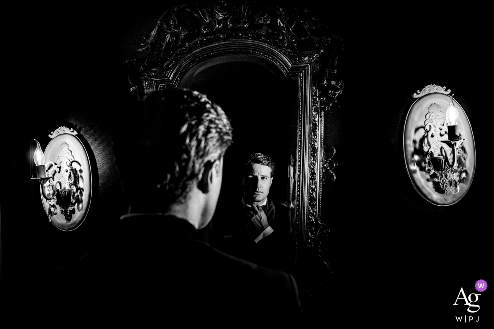 Foto von: <a href="https://www.wpja.com/photos/artistic-wedding-photographers/2557956"> Andreas Pollok - Hemsbach Baden-Württemberg Bräutigamporträt Deutschlands Würzburg - Hochzeitstagphotographie in Schwarzweiss mit einem Spiegel