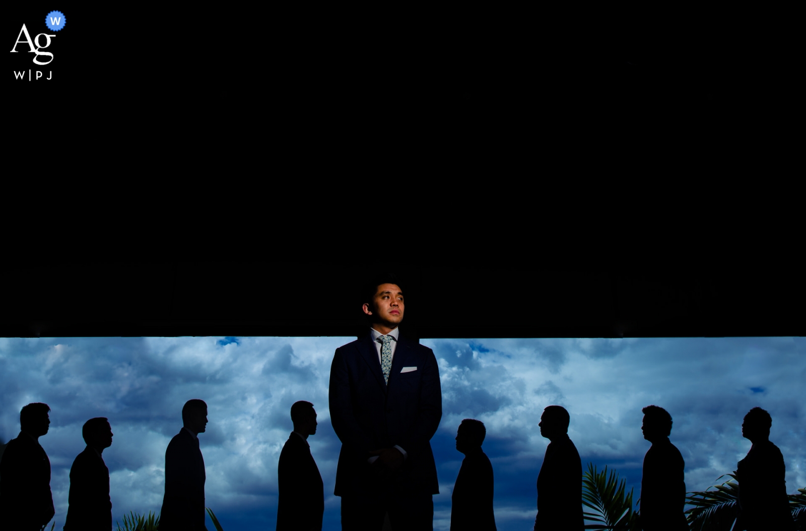 Immagini del matrimonio di Andaz Resort, Wailea, Maui, Hawaii: Groomsmen sparano con la luce prima della cerimonia