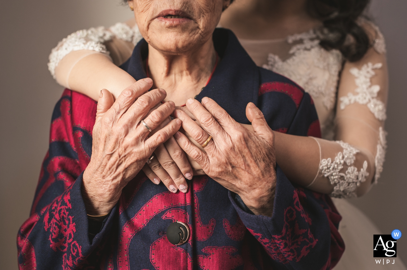 China-Hochzeitsfotograf: Detailbilder – Die Hände der Großmutter der Braut