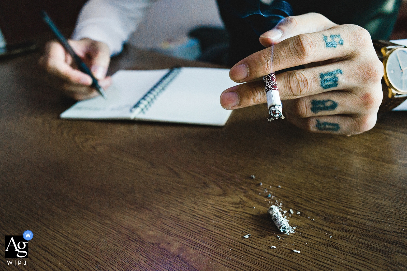 Fotografia do dia do casamento em casa em Fujian se preparando - noivo fumando e escrevendo