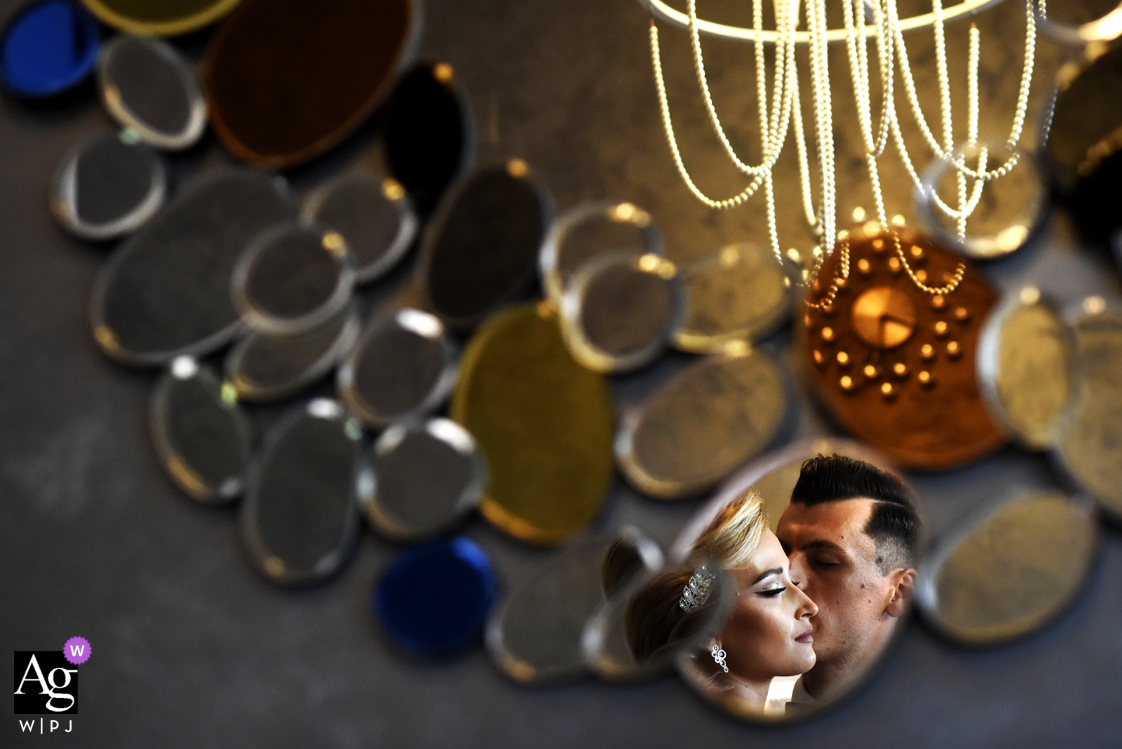 Photo par: <a href="https://www.wpja.com/photos/artistic-wedding-photographers/2558620"> Robert David - Bucarest Bucarest, Roumanie, portrait mariage, de, mariés, à, petit miroir