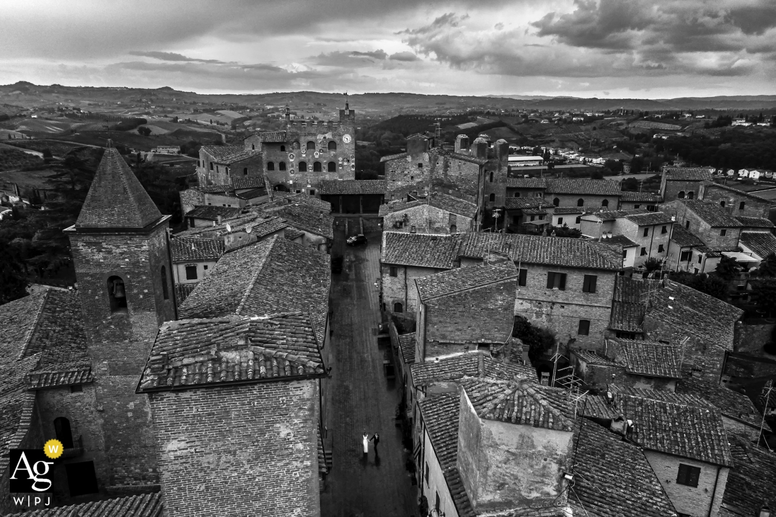 Certaldo, portrait de jeune mariée toscane dans le village sous un angle élevé