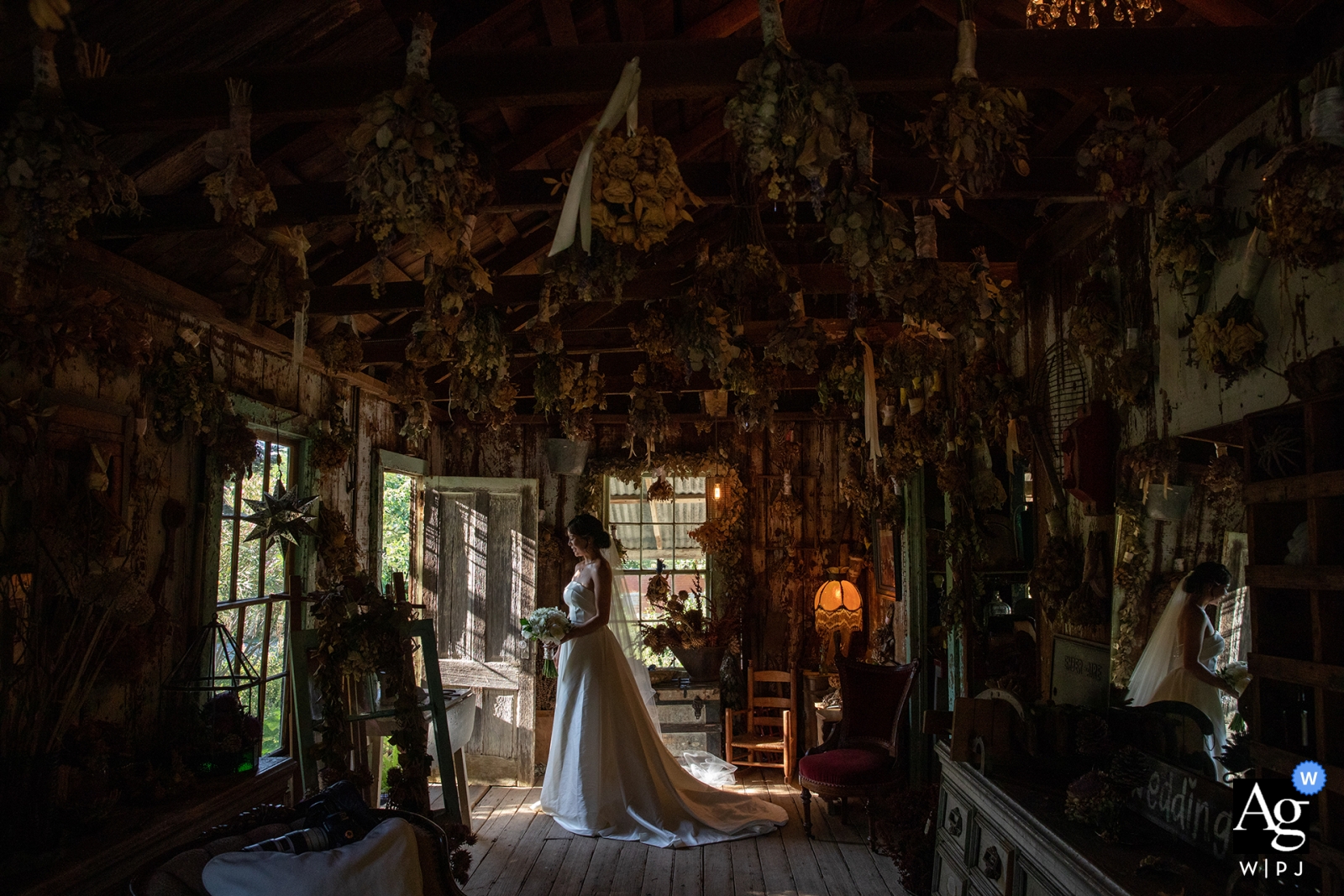 Park Winters, Winters, fotografo di matrimoni CA | Una sposa ha posato in una stanza piena di fiori secchi con la sua riflessione a specchio