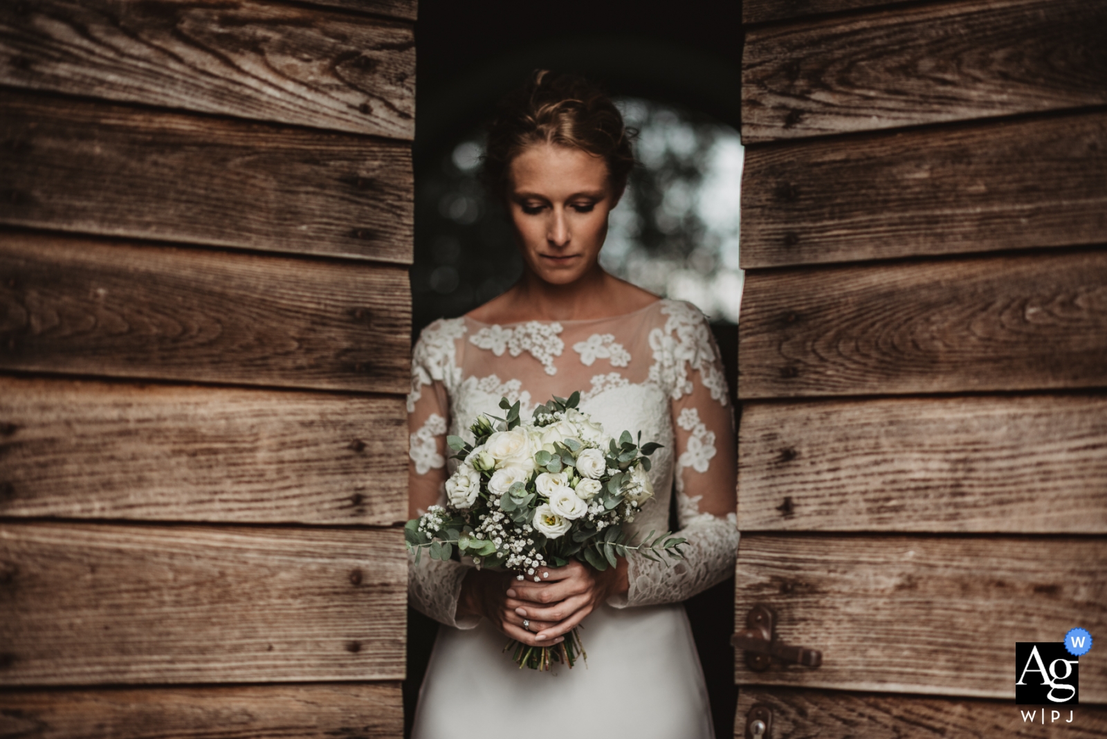 Ferranesi Fine Art Hochzeitsporträt der Braut mit einem Blumenstrauß