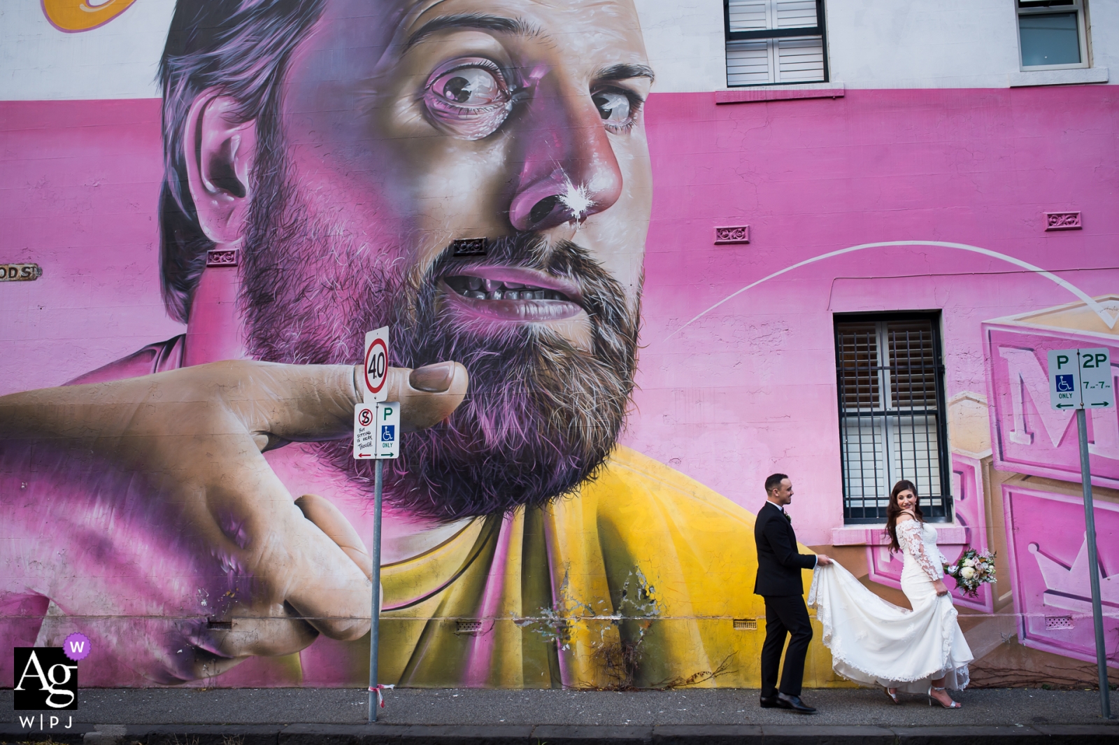 Victoria, Australie Melbourne Mariée et le marié se promenant dans la rue, fresque murale pour les portraits le jour du mariage.