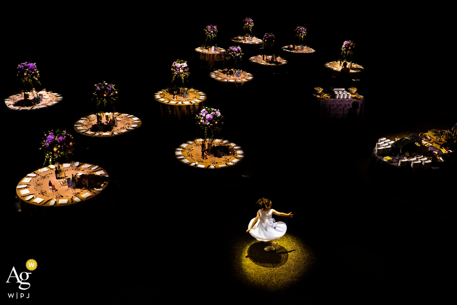 Foto: Cafa Liu - Richmond Hill, Ontario, Kanada PARADISE BANQUET HALL, ON - DAS BLUMENMÄDCHEN tanzte in der Mitte der Tische