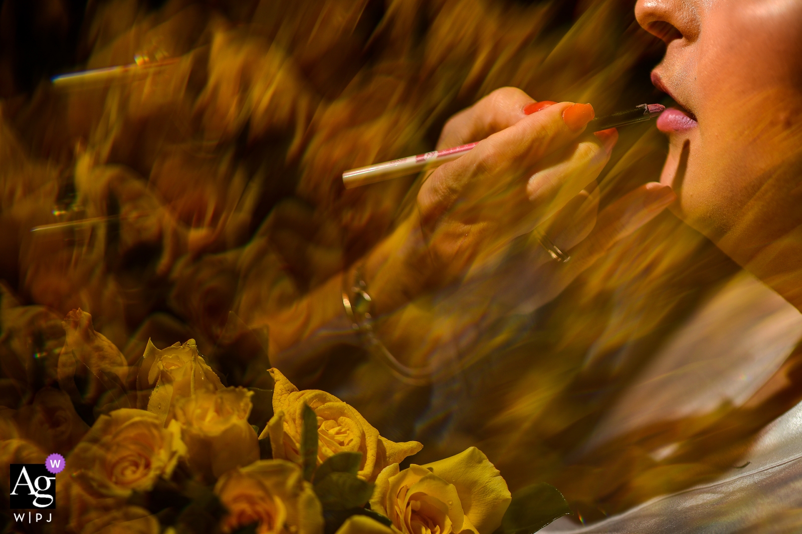 São Paulo Bride se prépare avec du rouge à lèvres - photographie de mariage artistique