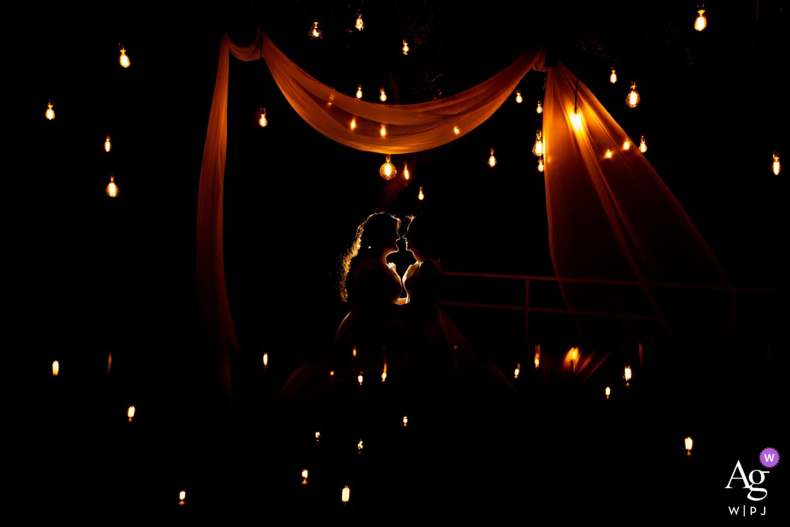 Foto von: <a href="https://www.wpja.com/photos/artistic-wedding-photographers/2559568"> Miguel Onieva - Madrid Madrid Am Veranstaltungsort in Madrid - überall bei Kerzenschein küssen