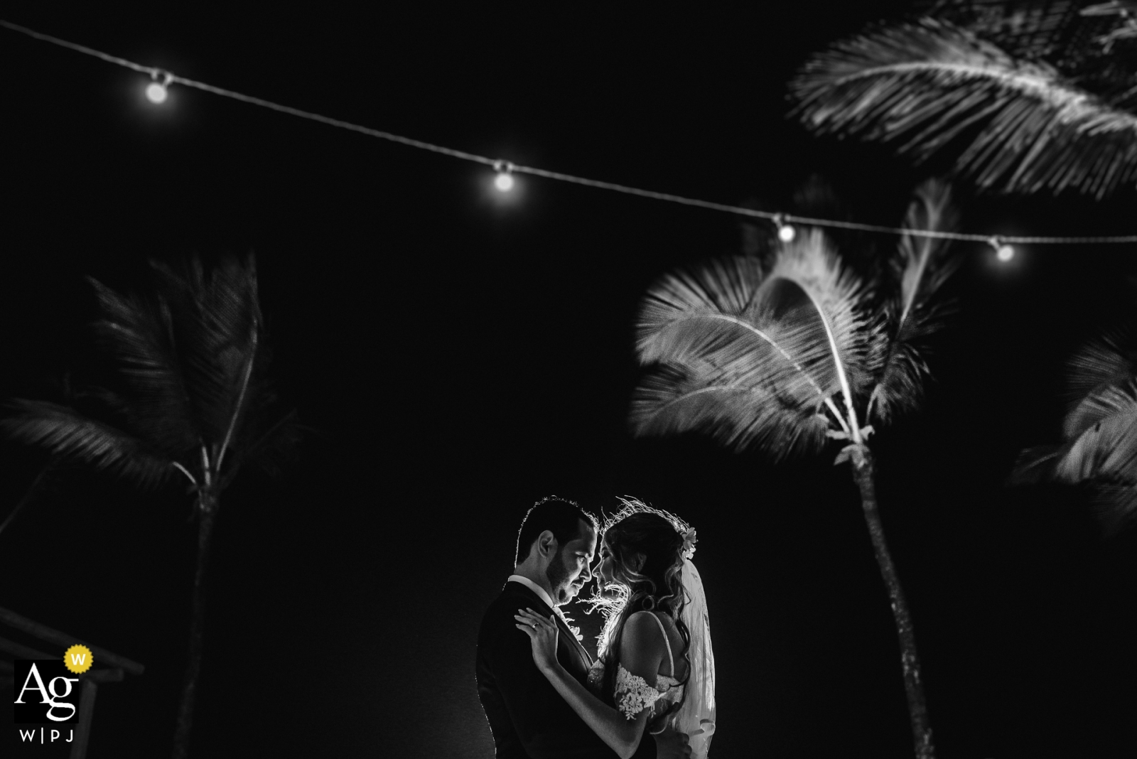 Ilhéus - BA - Brazil photographer | The wedding was on the beach and it was very windy. At that moment nothing disconnected them, there were only both in the universe. 