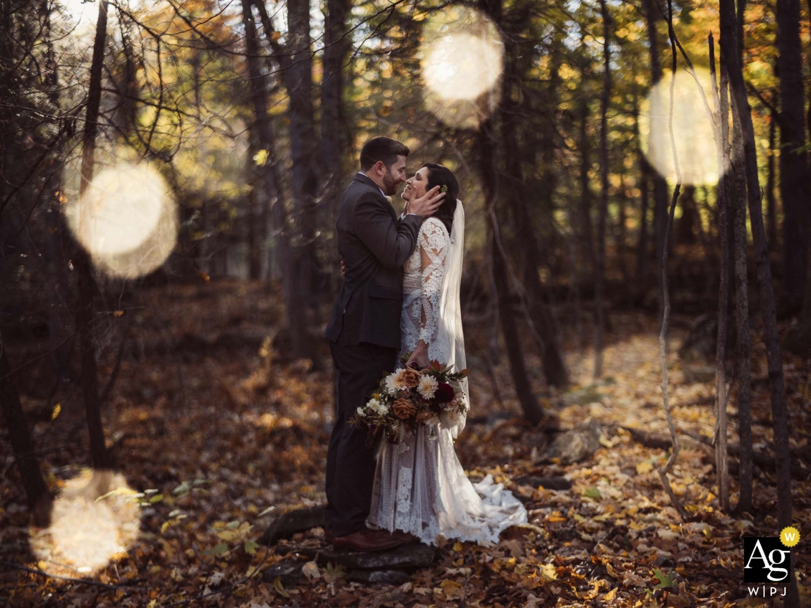 Foto von: <a href="https://www.wpja.com/photos/artistic-wedding-photographers/2559649"> Corey Butler - South Portland Maine Die Scheune in Silver Oaks, Winthrop, ME | Herbst in Maine, Sonnenuntergangsporträts mit der Braut und dem Bräutigam in den Bäumen