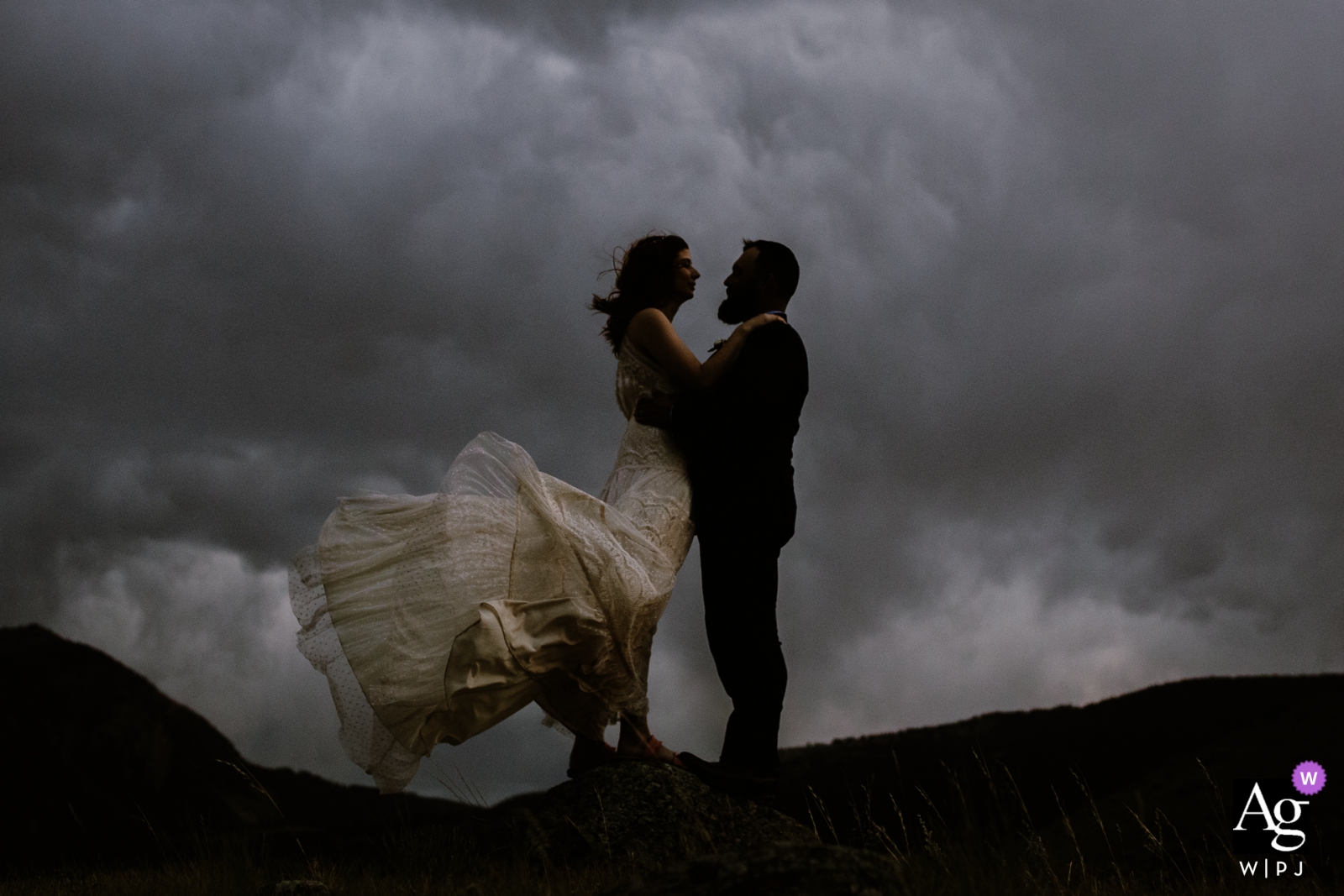 Yellowstone retrato de la novia y el novio con nubes y viento