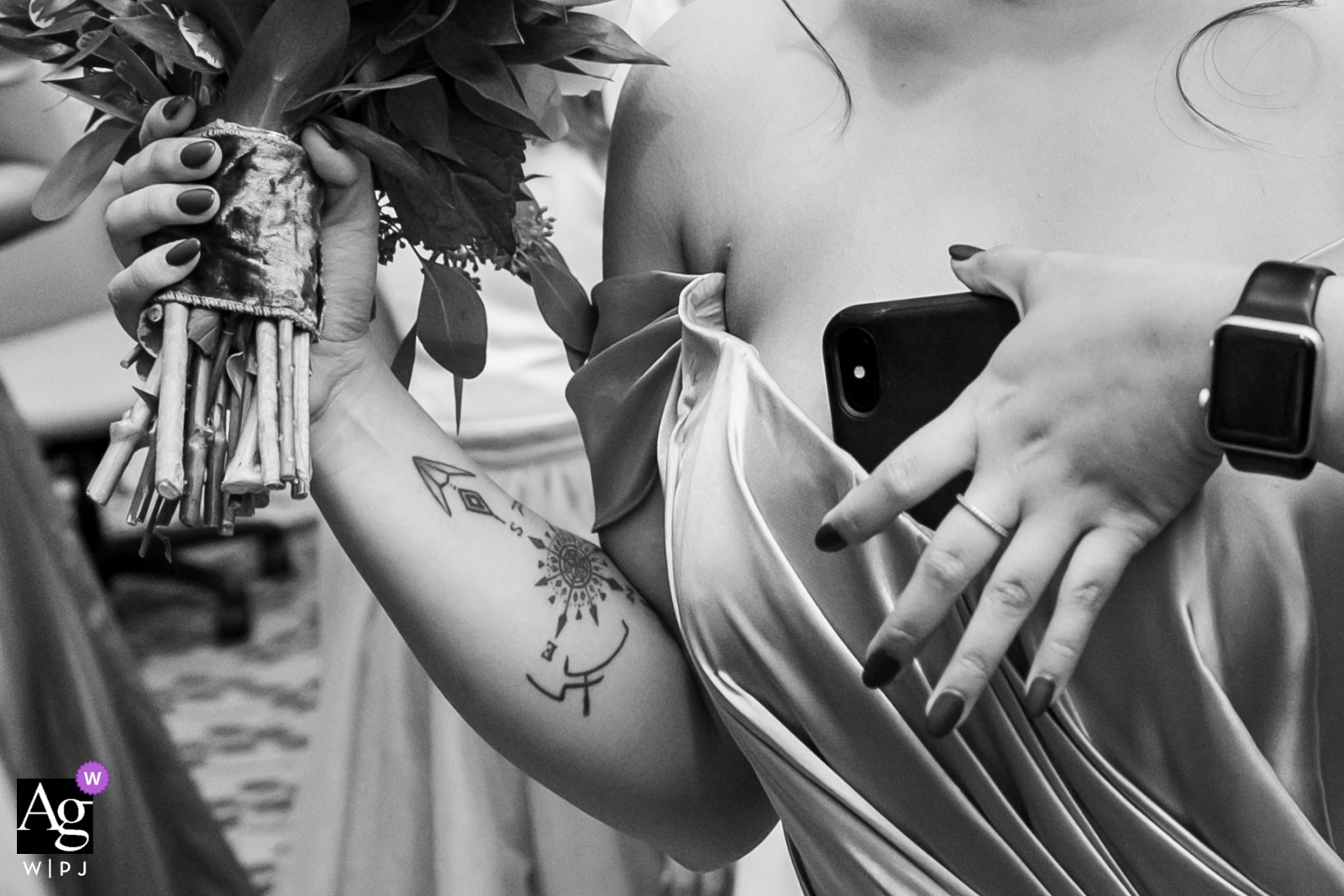 Fotografo di matrimoni Georgia al Newnan Center | Colpo del dettaglio di nascondere il telefono cellulare