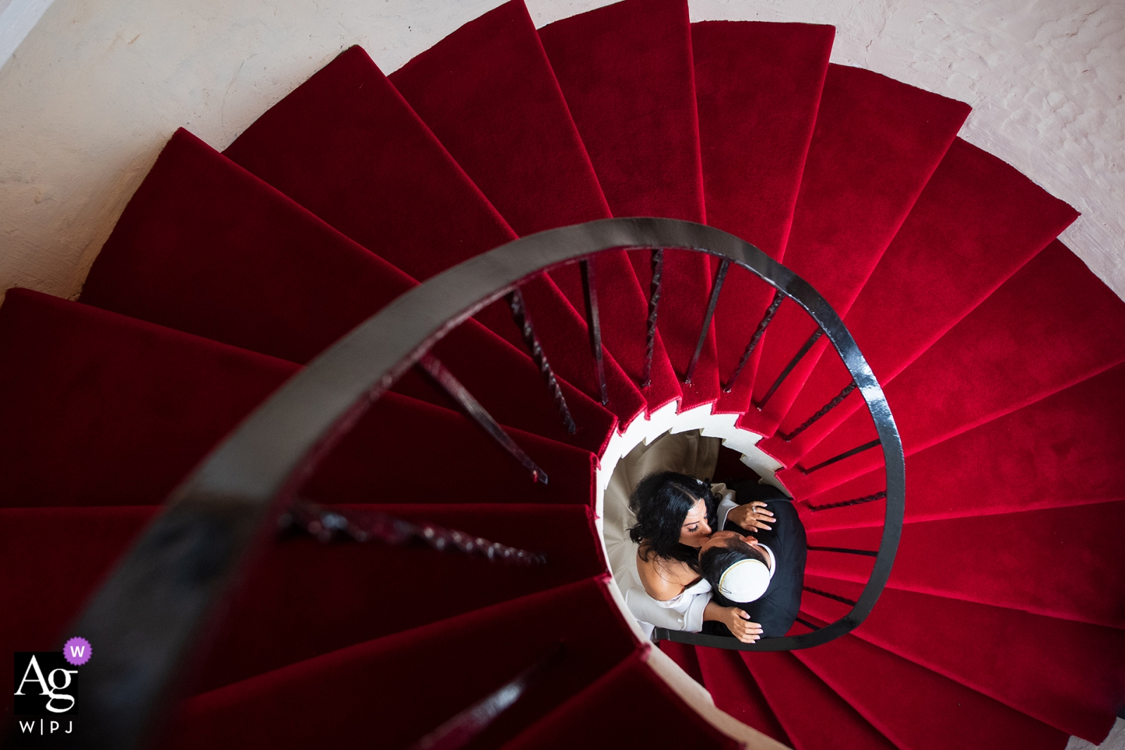 Retrato de recepção de casamento na Flórida | Casal na velha escada pouco antes do jantar.