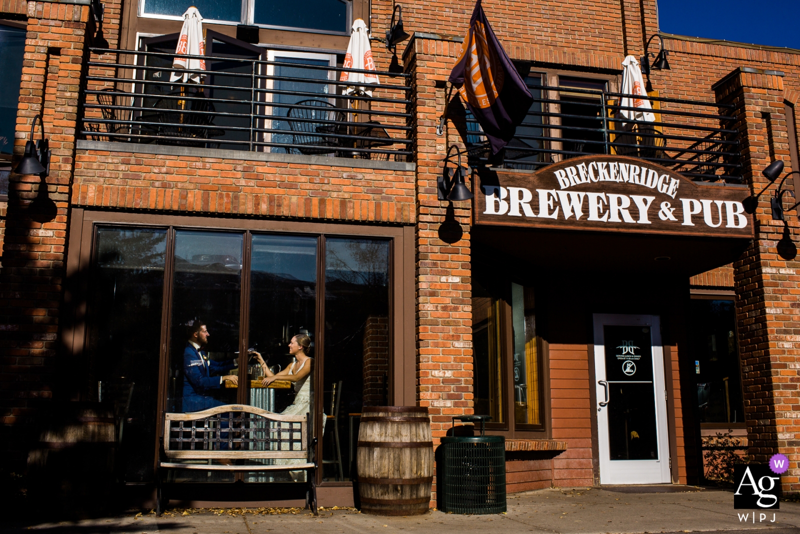 Colorado Brewery Pareja disfrutando la hora feliz juntos en la cervecería el día de la boda